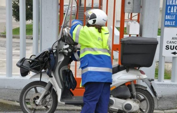 Giovane e precaria, la triste realtà di una portalettere