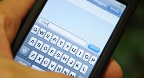 Gli sms all’amante sono causa di separazione con addebito