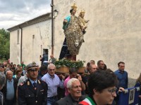 Roccasicura, il prete indagato dice messa: infuria la polemica