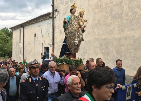 Roccasicura, il prete indagato dice messa: infuria la polemica