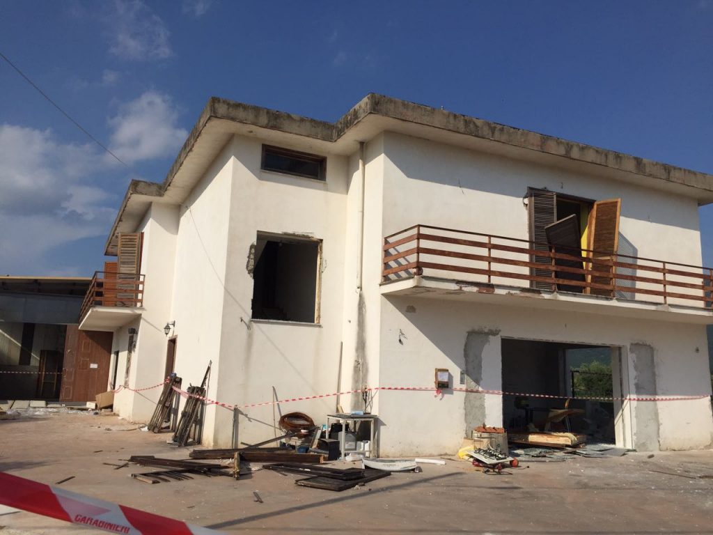 Venafro, casa data alle fiamme: reperti all’esame del Ris