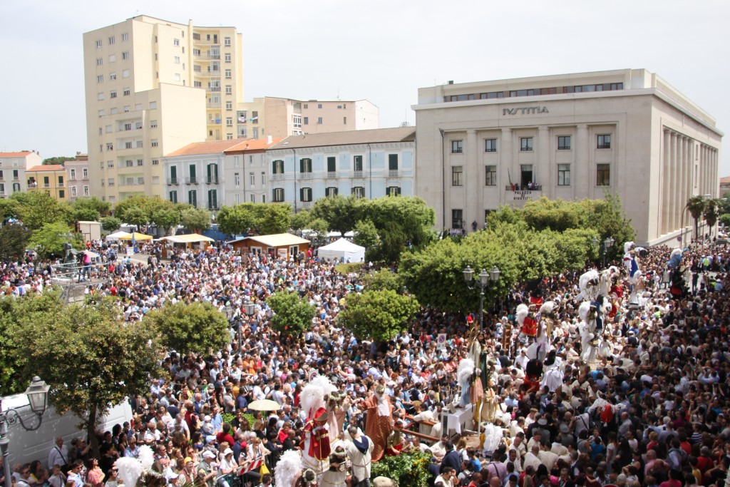 Corpus Domini. Otto checkpoint, metal detector e attività di filtraggio: città blindata