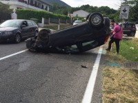 Statale 158, Grande Punto finisce nel fossato e si ribalta