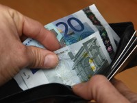 La crisi svuota i portafogli: tiene il reddito medio, crolla la ricchezza totale