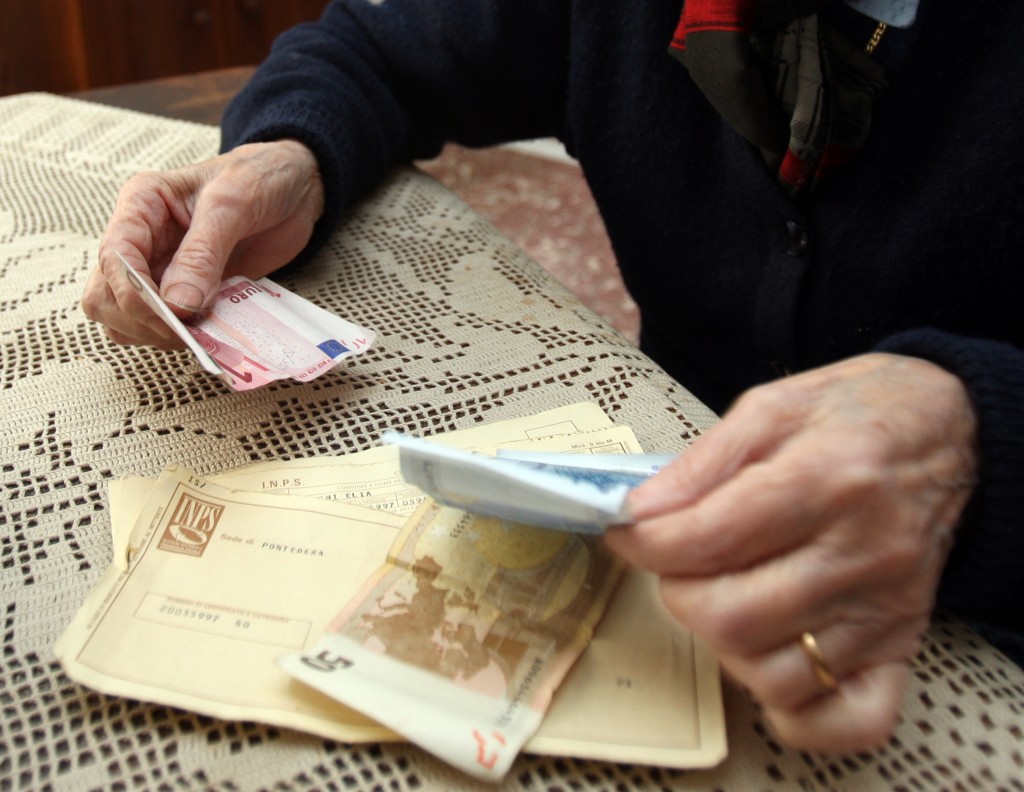20080325 - PONTEDERA - PISA - FIN - PENSIONI: VELTRONI E BERLUSCONI D'ACCORDO, VANNO AUMENTATE. Una anziana signora controlla i soldi della pensione, oggi a Pontedera (Pisa).
ANSA/FRANCO SILVI/DRN