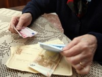 20080325 - PONTEDERA - PISA - FIN - PENSIONI: VELTRONI E BERLUSCONI D'ACCORDO, VANNO AUMENTATE. Una anziana signora controlla i soldi della pensione, oggi a Pontedera (Pisa).
ANSA/FRANCO SILVI/DRN