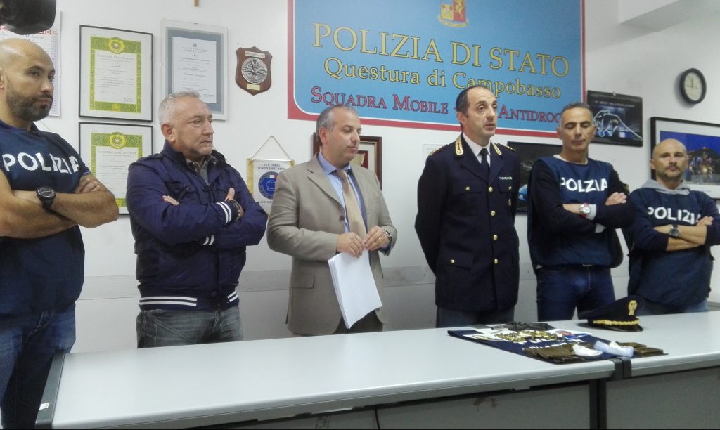 Come in un film: rom comprano una villa senza pagare. Il 90enne venditore è sordo e non comprende quando il notaio rilegge l’atto