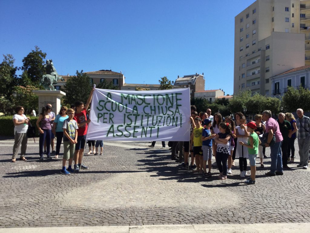 Scuola di Mascione, i genitori lanciano l’ultimatum a Battista: «Risposte immediate o restituiremo le tessere»