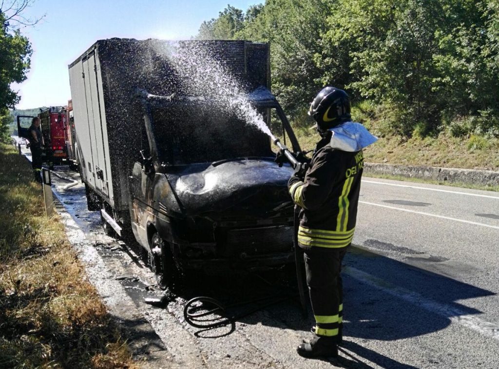 Indiprete, furgone che trasportava prodotti ittici divorato dalle fiamme