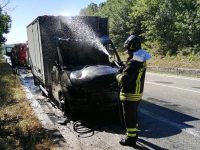 Indiprete, furgone che trasportava prodotti ittici divorato dalle fiamme