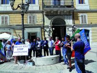 Bandiere e dirigenti, il centrodestra dice no al business sui migranti