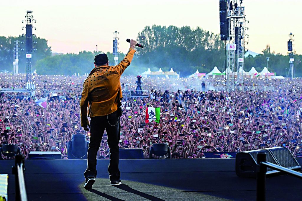 Facchinetti assediato dopo una battuta: «Non vi ho offeso, verrò per le vacanze»