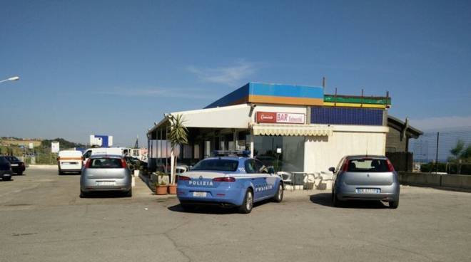 Rapina il bar sul litorale Nord armato di bottiglia