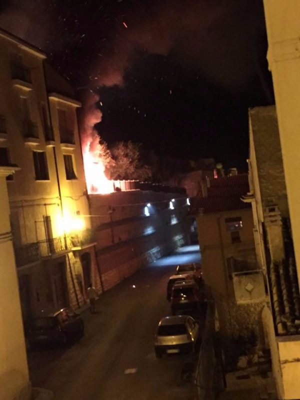 Attentato incendiario in piazza Marconi a Santa Croce