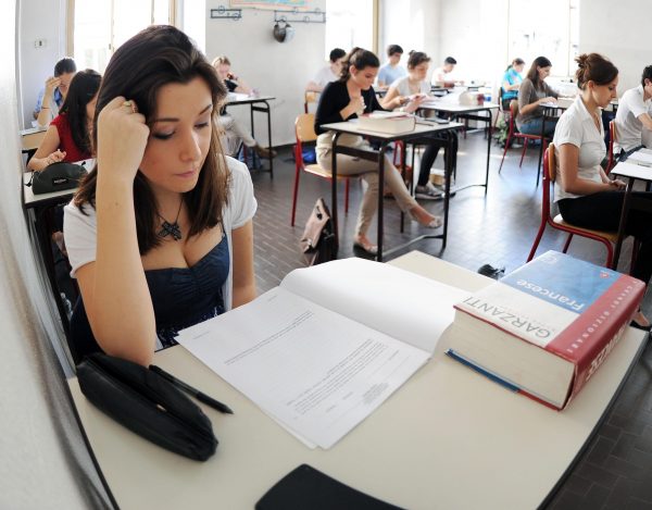 Gli studenti durante la terza prova scritta dell'esame di MaturitÃ  al Liceo Massimo D'Azeglio, Torino, 25 giugno 2012 ANSA/ ALESSANDRO DI MARCO