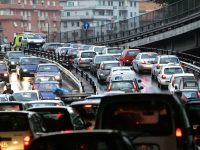 20081112 - ROMA -  ENV -  ISTAT:SOFFOCATI DA TRAFFICO,1 SU 3 NON BEVE ACQUA RUBINETTO -  Nell'immagine di archivio , una strada romana congestionata dal traffico automobilistico.   Italiani sempre afflitti da traffico, rumore e inquinamento, mentre ancora tanti, un terzo in tutto, non si fidano a bere l'acqua di rubinetto. Questo il quadro dei problemi avvertiti di piu' sul fronte ambientale dalle famiglie nella zona in cui abitano, secondo la fotografia scattata in un'indagine dell'Annuario statistico italiano 2008. ARCHIVIO ANSA /JI