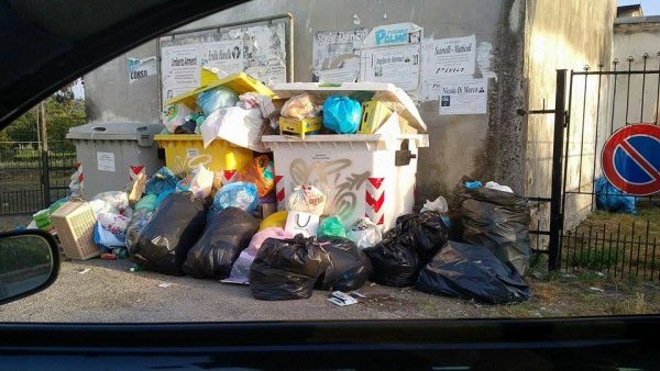 Isernia, rifiuti abbandonati senza criterio: infuria la protesta