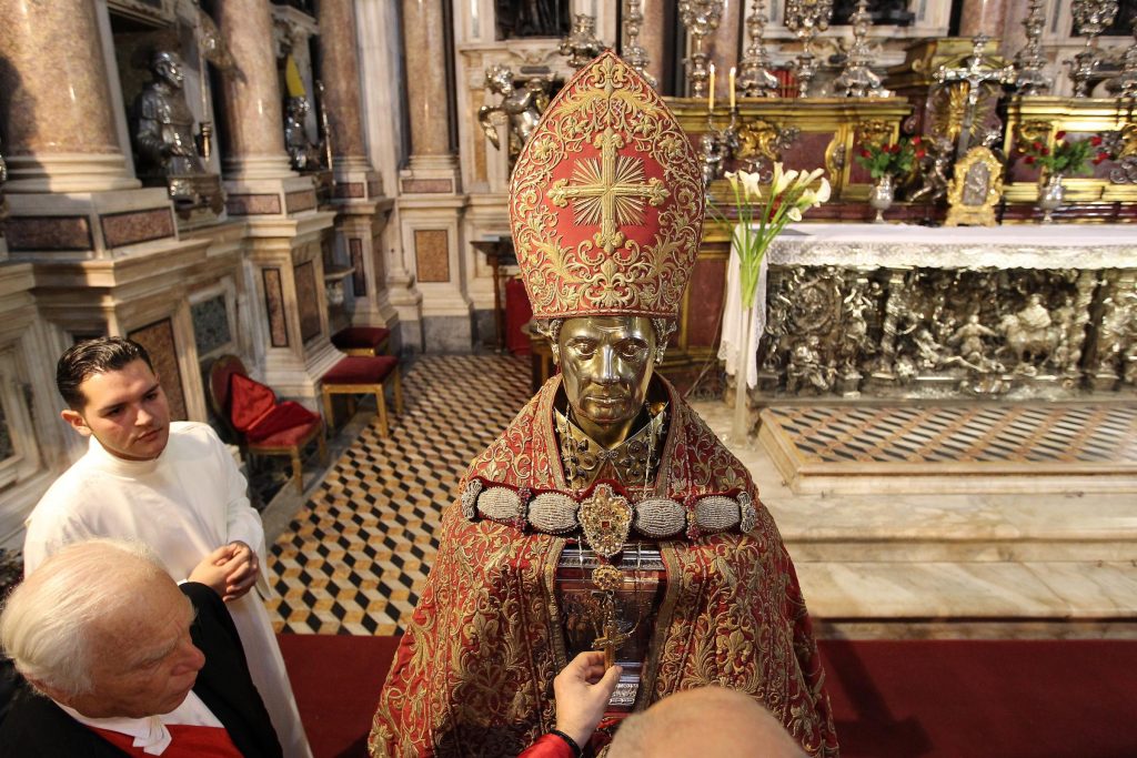 Napoli - 04/05/2013 - Miracolo di San Gennaro: processione del busto di San Gennaro dal Duomo di Napoli alla chiesa di Santa Chiara dove il Cardinale seppe ostenta l'ampolla con il sangue sciolto del santo.