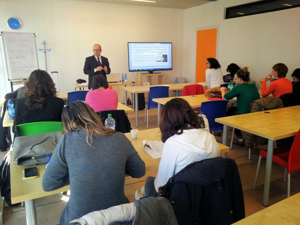 La rabbia degli aspiranti supplenti: «Ma quale super lavoro, sono tutti in ferie…»