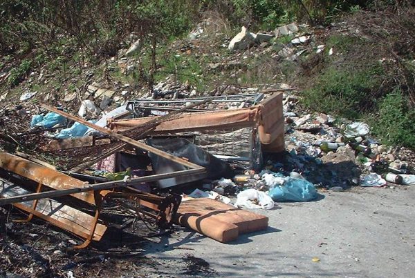 Beccato dai Carabinieri mentre abbandona rifiuti