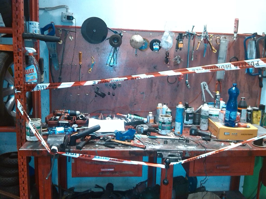 Campobasso, officina abusiva nel garage di casa. Scattano i sigilli
