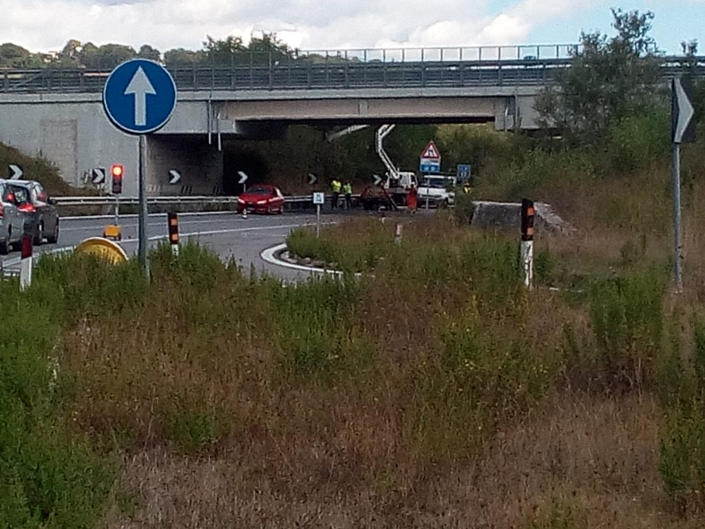 Calcinacci giù dal cavalcavia, pericolo per gli automobilisti in transito
