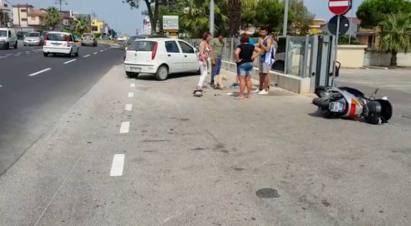 Auto contro scooter in via Corsica, ferito 56enne