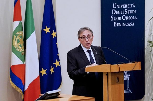 In una foto d'archivio il rettore dell'Università Suor Orsola Benincasa, Lucio D'Alessandro indagato dalla Procura di Napoli. L'ipotesi è quella di aver favorito un figlio dell'ex ministro Zecchino, nell'assegnazione di un posto di ricercatore al Suor Orsola. Nè Ortensio Zecchino, nè il figlio Francesco risultano indagati, 27 settembre 2017.
ANSA / CIRO FUSCO