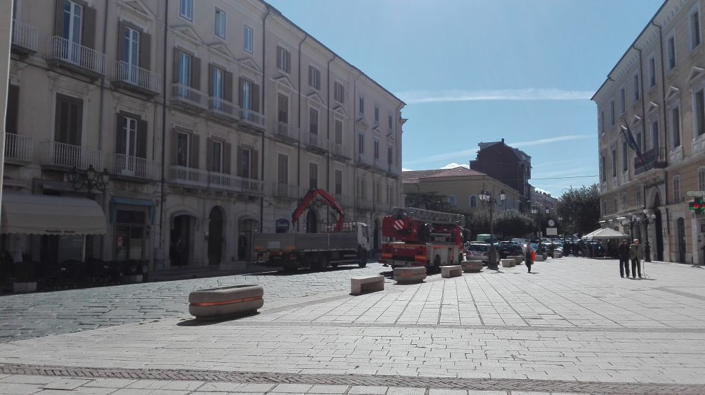 Campobasso, piazza Prefettura off limits alle auto: insorge pure don Michele Tartaglia