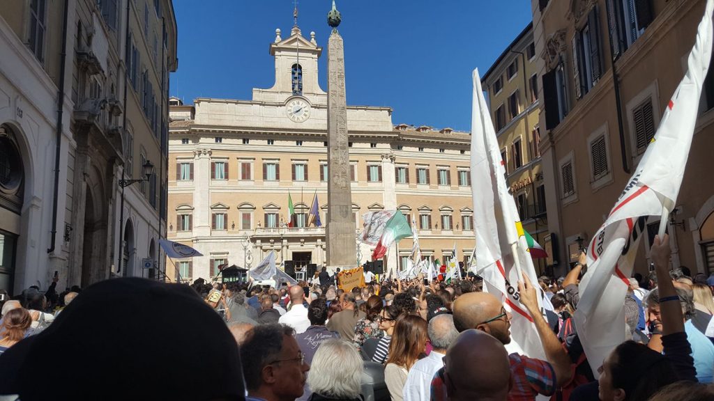 Il Rosatellum avanza fra le proteste: in piazza Manzo e Federico