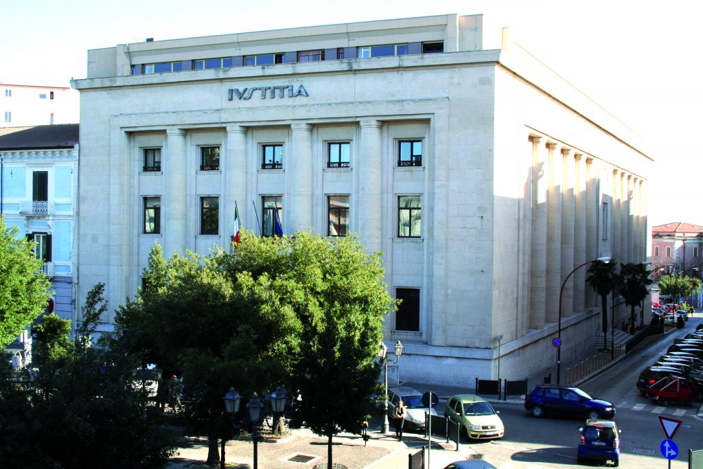 Campobasso, voleva decapitare la moglie: il giudice lo assolve