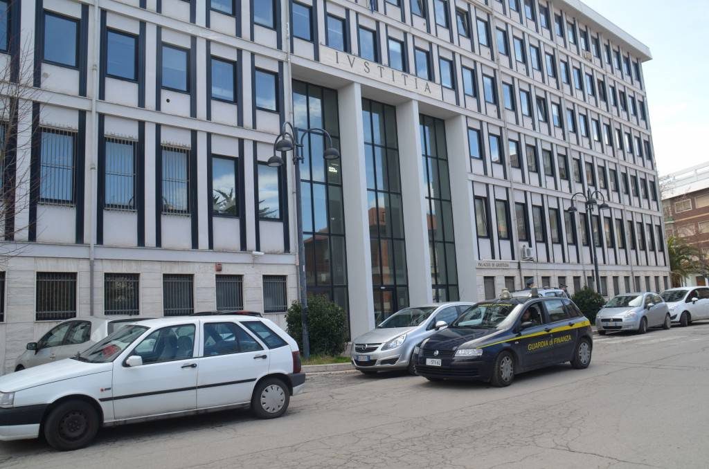 Conti svuotati, si allarga la truffa del trader 39enne originario di Campomarino