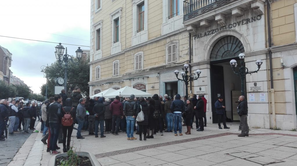Sindaci, cittadini e studenti in piazza Prefettura a Campobasso contro il «vero lager»