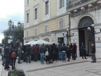 Sindaci, cittadini e studenti in piazza Prefettura a Campobasso contro il «vero lager»
