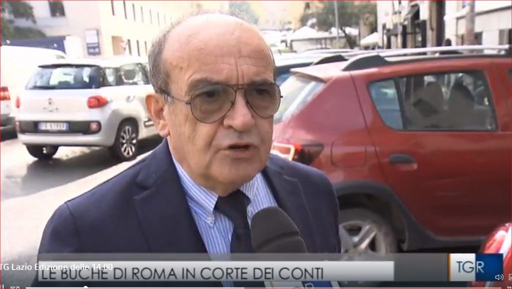 Gomme forate e pericoli per i pedoni. Le buche di Roma: una dannazione