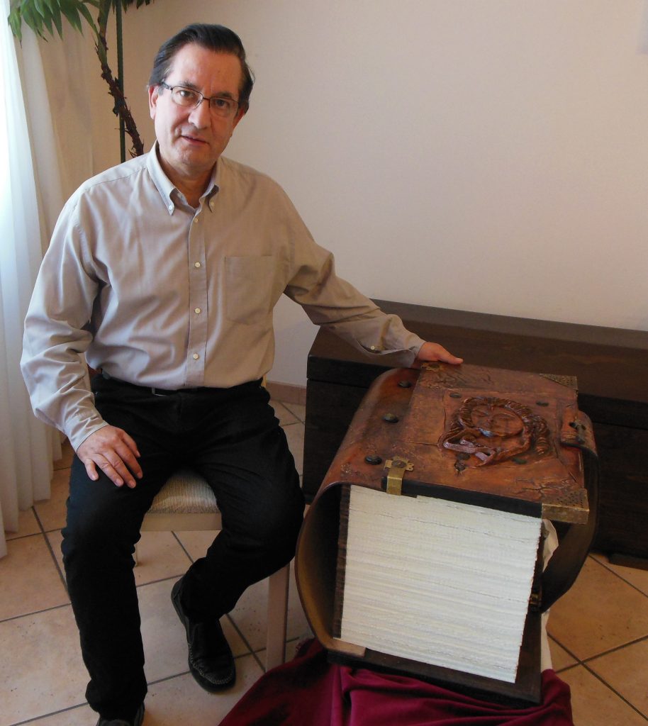 Campobasso, si allunga la torre dei libri scritti al contrario da Santelia