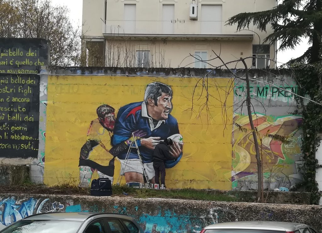 Il ‘gigante buono’ guarderà ancora i suoi ragazzi, al vecchio Romagnoli di Campobasso il murales per mister Credico