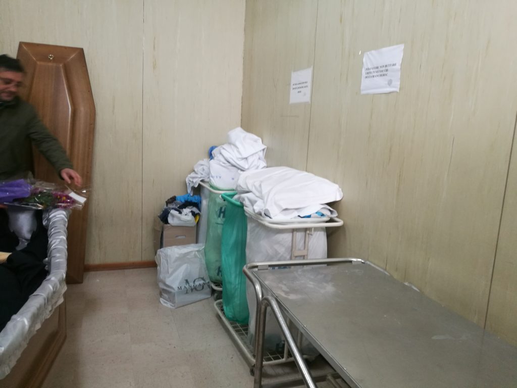 «Obitorio inadeguato» Caos, rabbia e proteste al Veneziale di Isernia