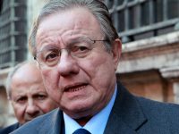 Il ministro Altero Matteoli esce dal Senato, Roma, 13 dicembre 2010. ANSA / FABIO CAMPANA