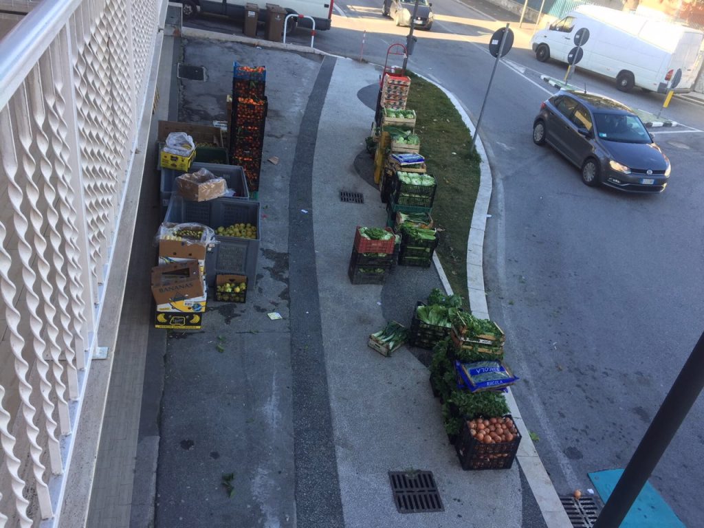 Frutta sulla strada e cattivo odore, isernini sul piede di guerra