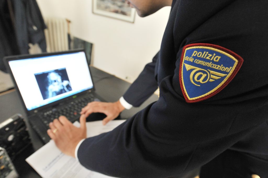 Materiale mostrato durante la conferenza stampa della polizia postale di Genova nell'ambito di una operazione che ha portato alla denuncia di decine di persone in tutta Italia per aver scaricato on-line film e telefilm coperti dal diritto d'autore, stamani 14 settembre 2010.
ANSA/LUCA ZENNARO
