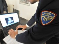 Materiale mostrato durante la conferenza stampa della polizia postale di Genova nell'ambito di una operazione che ha portato alla denuncia di decine di persone in tutta Italia per aver scaricato on-line film e telefilm coperti dal diritto d'autore, stamani 14 settembre 2010.
ANSA/LUCA ZENNARO