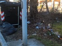 Una strada divenuta una discarica