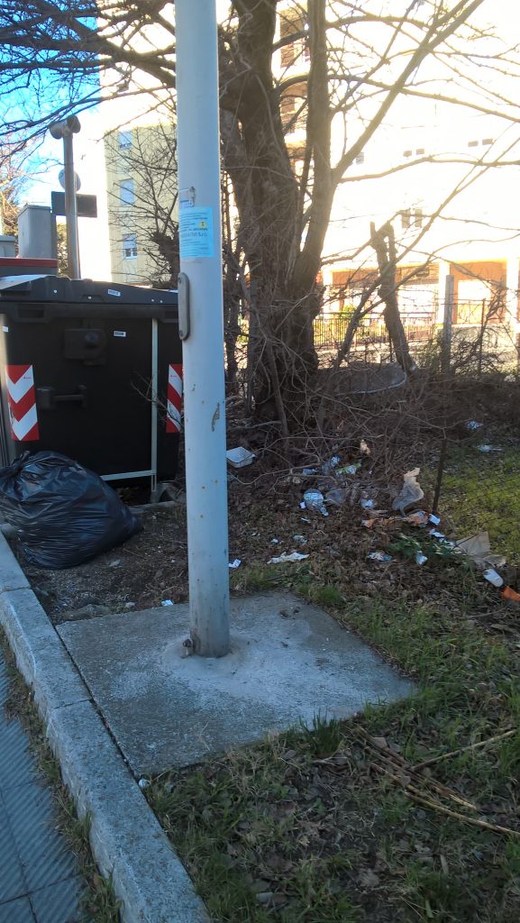 Una strada divenuta una discarica