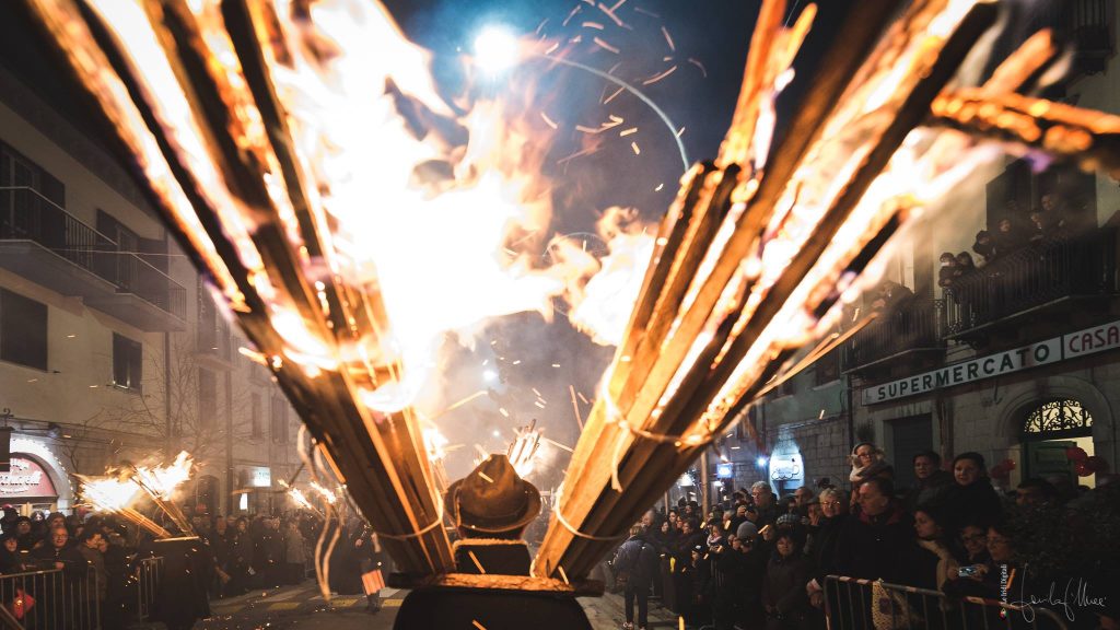 Ad Agnone la magia della ‘Ndocciata richiama migliaia di visitatori