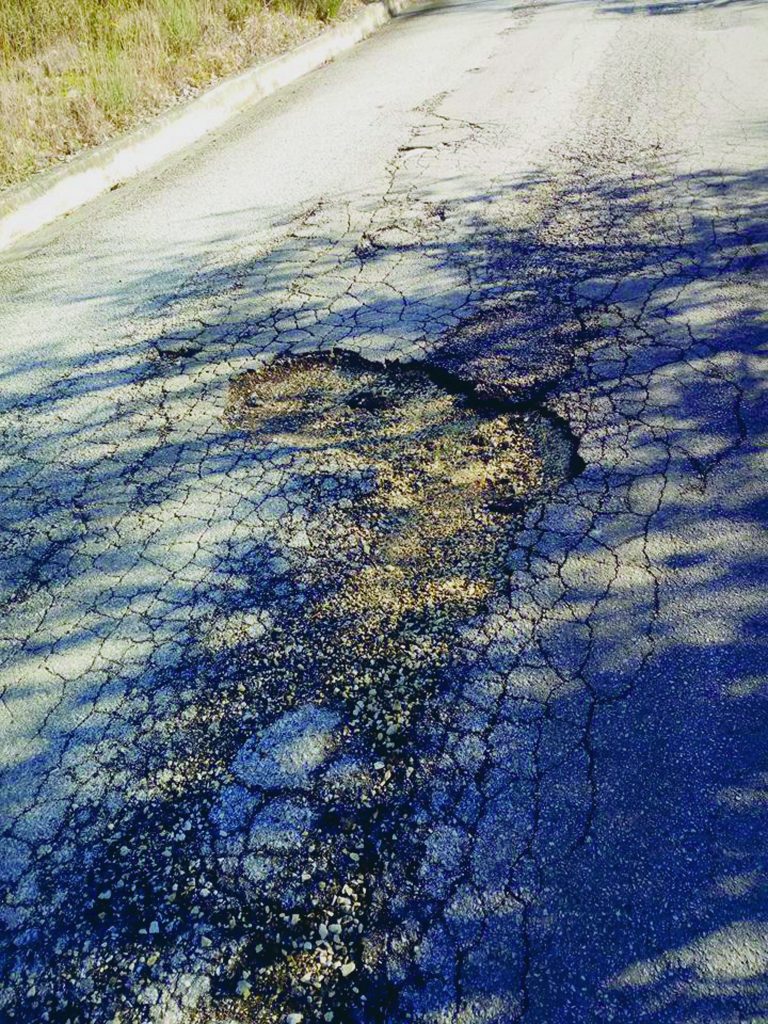 Strade piene di buche e massi: a Valle Soda esplode la protesta
