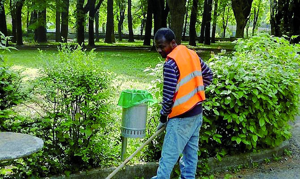 Stop al degrado: migranti al lavoro per ripulire strade e piazze di Isernia