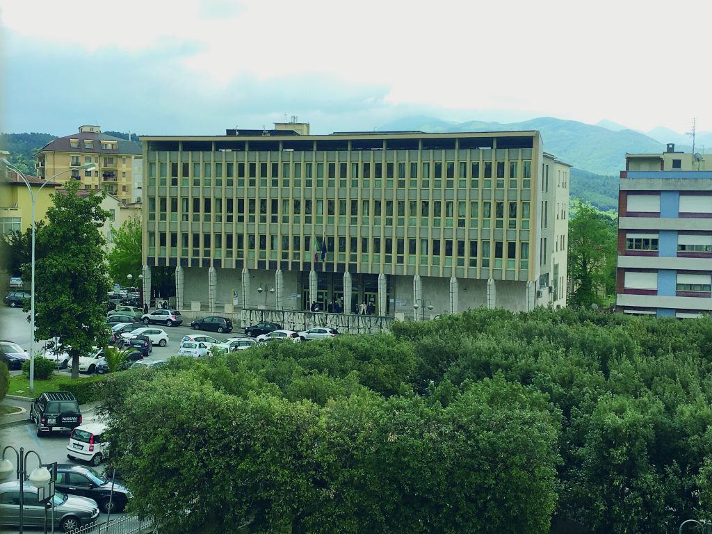 Prete indagato per pedofilia, inchiesta alla stretta finale. Bocche cucite in procura