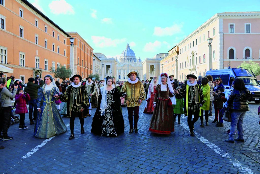 Epifania, i Crociati e Trinitari sfilano a San Pietro alla corte di Papa Francesco