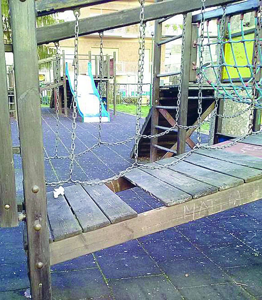 Isernia, bimbo ferito per colpa dello scivolo: il Comune condannato a risarcirlo